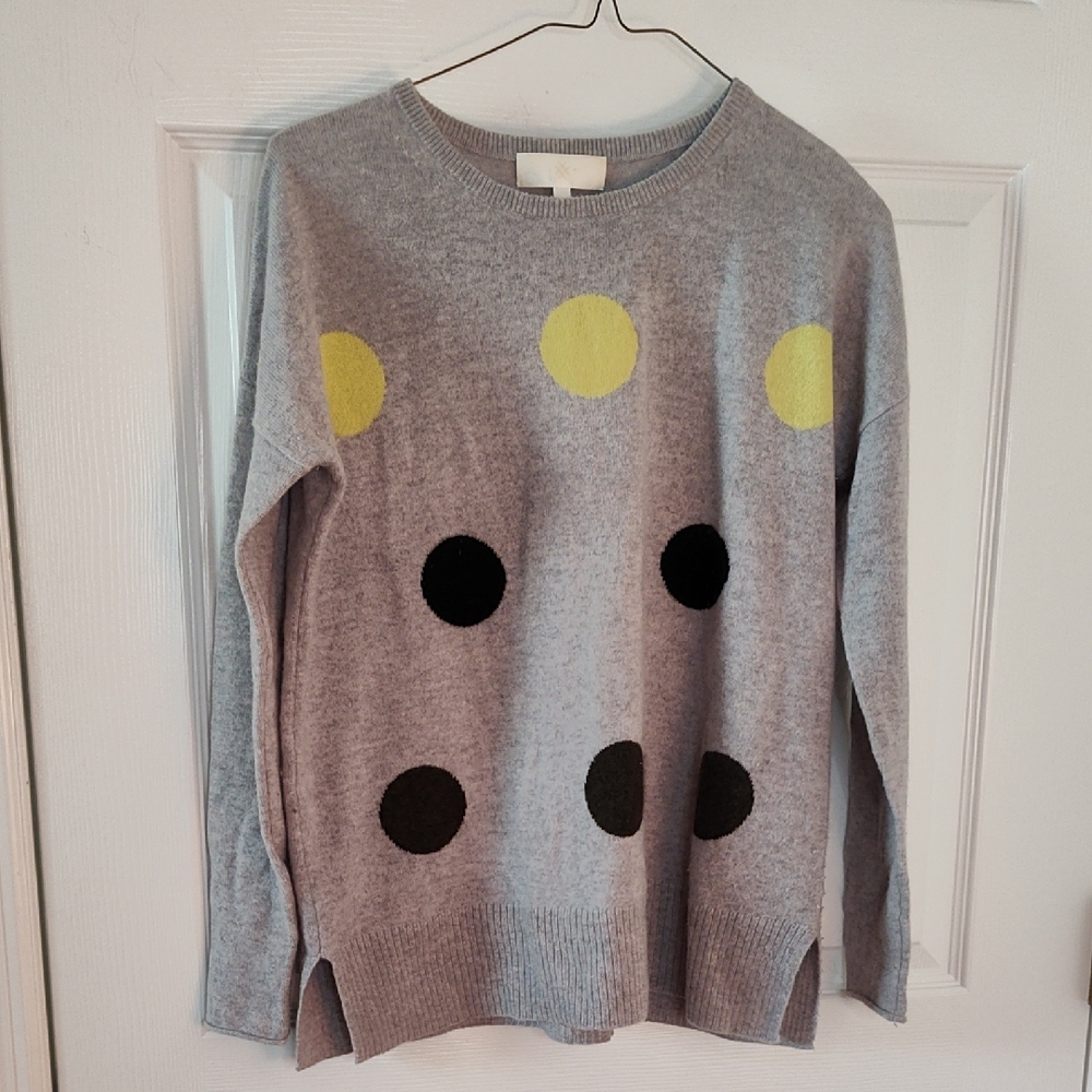 Chic Gray Sweater with Yellow and Black Dots